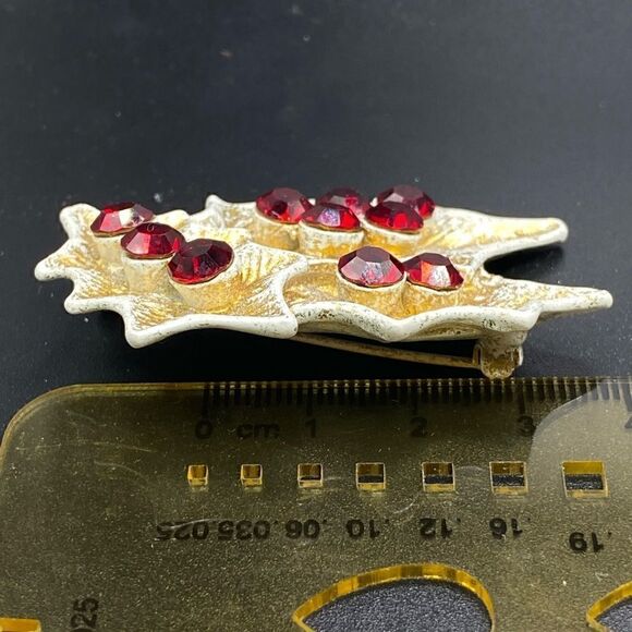 White and gold metal poinsettia pin with dark red rhinestones all intact marked - Picture 9 of 16